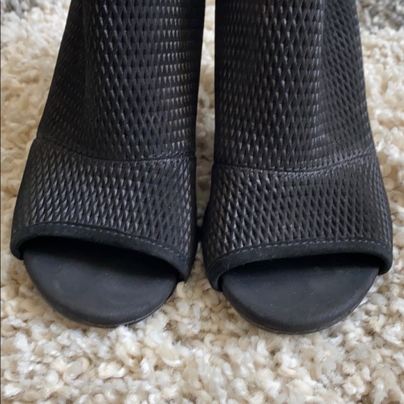 Black Aldo heels. Size 6. - Picture 6 of 6